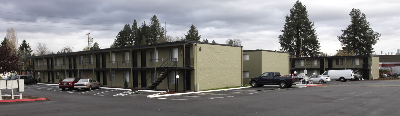 Farmington Apartments in Beaverton, OR - Building Photo