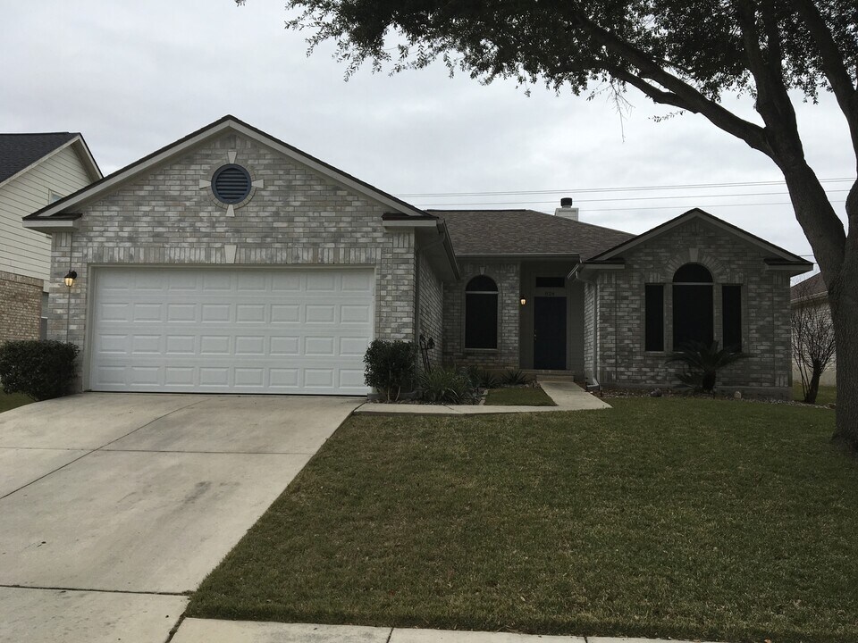 824 Cross Branch Dr in Schertz, TX - Building Photo