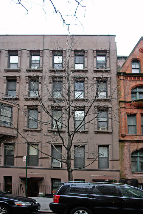 134 W 71st St in New York, NY - Building Photo