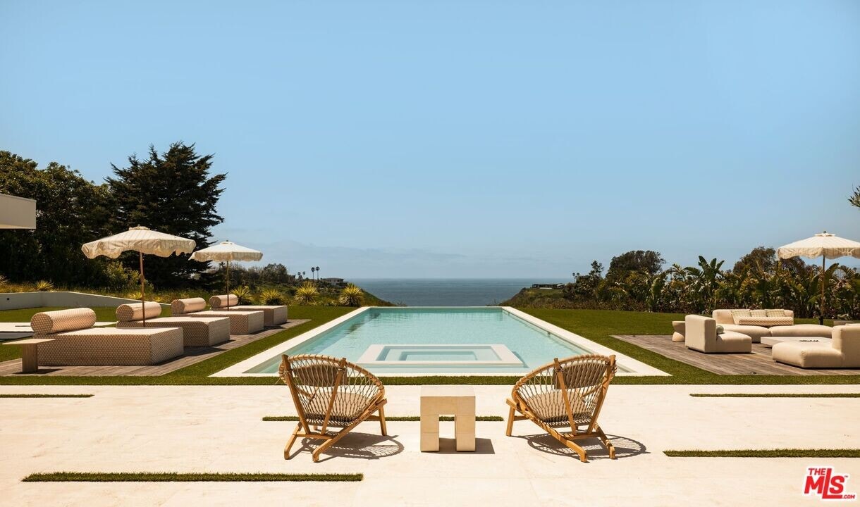 6889 Dume Dr in Malibu, CA - Building Photo