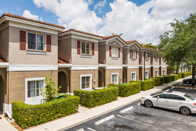 18th Hole at Inverrary Condominiums in Lauderhill, FL - Building Photo - Building Photo