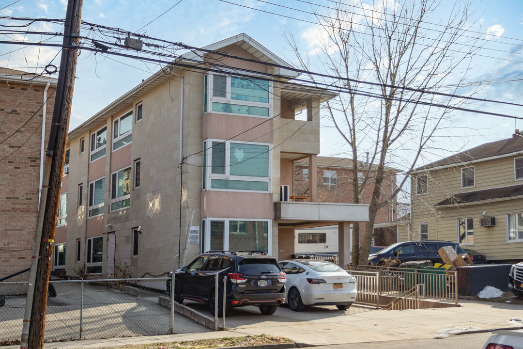 5735 Lawrence St in Flushing, NY - Building Photo