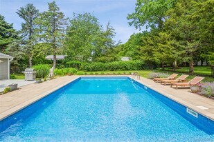 215 Northfield Rd in Southold, NY - Building Photo