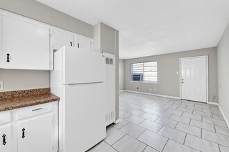 4611 Brinkley St in Houston, TX - Foto de edificio - Building Photo