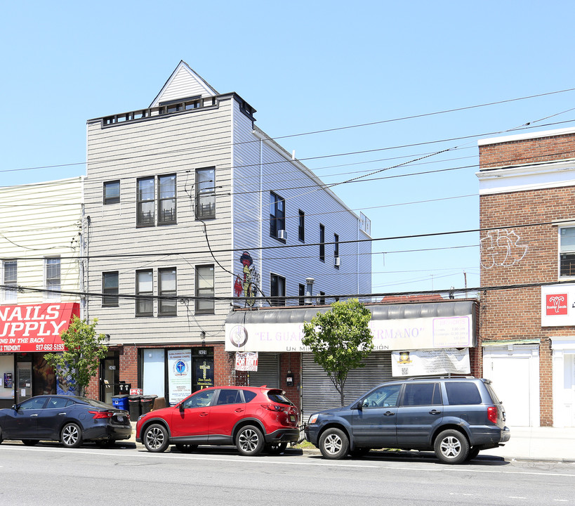 2429 E Tremont Ave in Bronx, NY - Building Photo