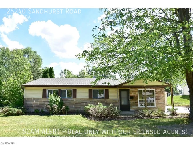 25240 Sandhurst Rd in Bedford Heights, OH - Building Photo