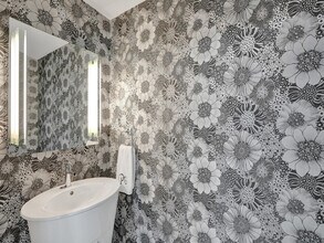 411 N New River Dr E in Fort Lauderdale, FL - Foto de edificio - Building Photo