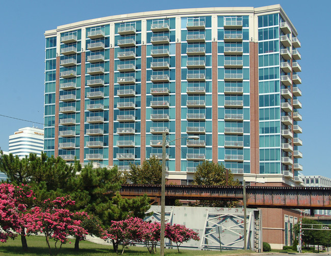 Vistas on the James in Richmond, VA - Foto de edificio - Building Photo