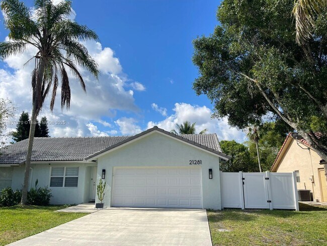 21281 Hazelwood Ln in Boca Raton, FL - Foto de edificio - Building Photo
