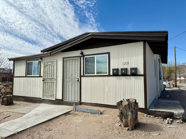 1209 Gateway S Blvd in El Paso, TX - Building Photo - Building Photo