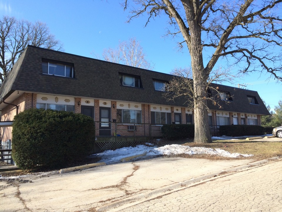 131 N Lincolnway in North Aurora, IL - Building Photo