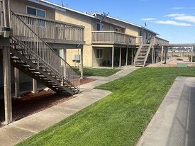 18462 Montezuma St in Adelanto, CA - Building Photo