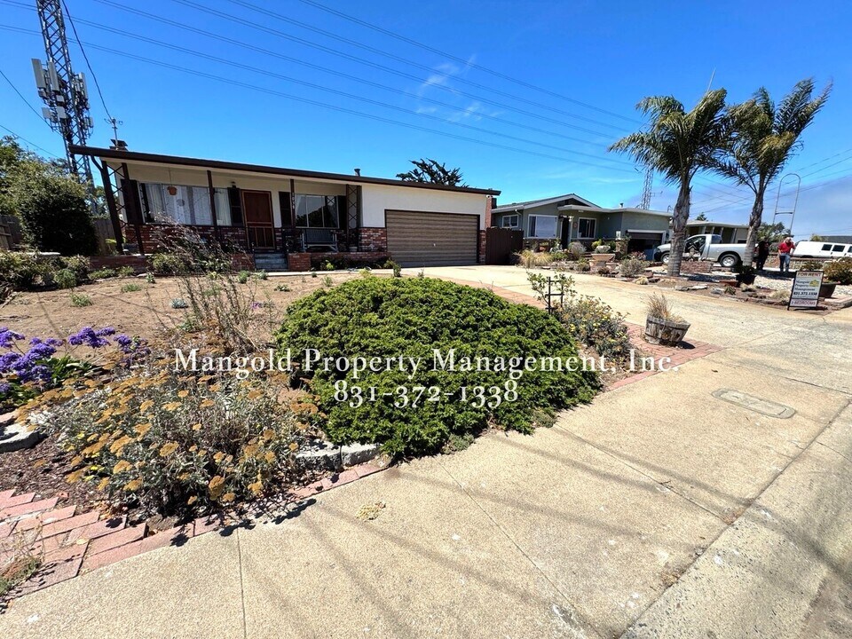 1038 Lorenzo Ct in Seaside, CA - Building Photo