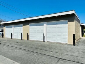 17381 Jacquelyn Ln in Huntington Beach, CA - Foto de edificio - Building Photo