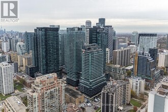 120 Broadway Ave in Toronto, ON - Building Photo - Building Photo