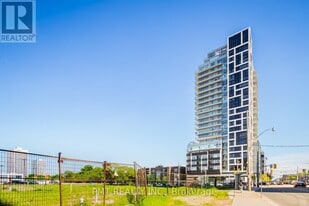 501 St Clair Ave W in Toronto, ON - Building Photo