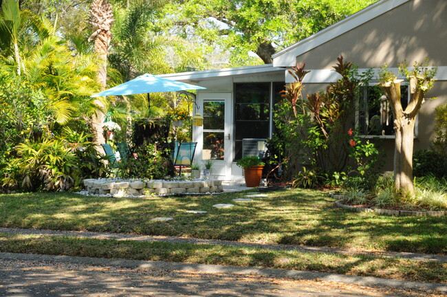 1343 Kittery Ct in Safety Harbor, FL - Foto de edificio - Building Photo