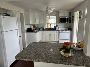 22 Marten Ave in Narragansett, RI - Foto de edificio - Building Photo