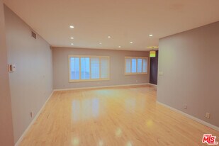 1250 Kings Rd in West Hollywood, CA - Building Photo