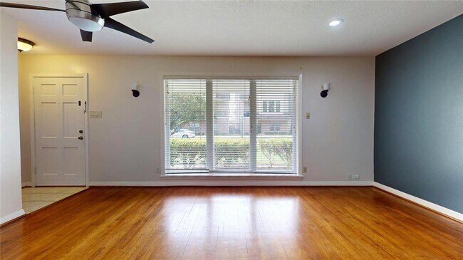 10214 Brooktree Dr in Houston, TX - Building Photo - Building Photo