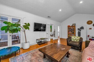 6249 Del Valle Dr in Los Angeles, CA - Building Photo - Building Photo