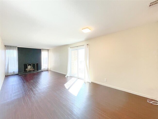 3431 N Hills Dr in Austin, TX - Foto de edificio - Building Photo
