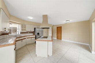 631 SW 88th Ct in Miami, FL - Foto de edificio - Building Photo