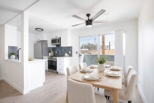 5740 Camellia Ave in Los Angeles, CA - Building Photo