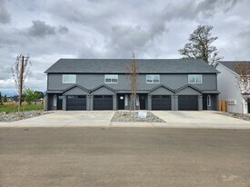 1001 Peach Rd in Winlock, WA - Building Photo