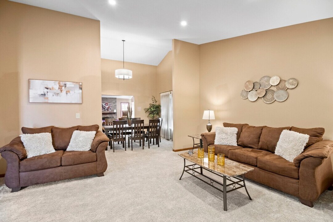 308 Orchard Ln in Bloomingdale, IL - Building Photo