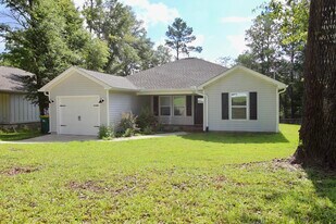 102 Windsor Dr in Crestview, FL - Building Photo