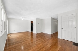 280 Apache Way in Tewksbury, MA - Building Photo - Building Photo