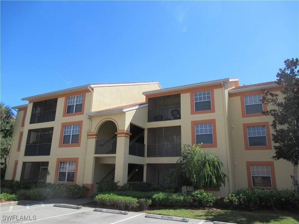 7945 Preserve Cir in Naples, FL - Building Photo