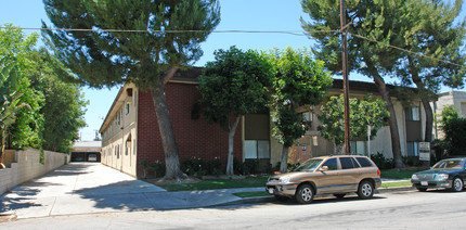 7045 Etiwanda Ave in Reseda, CA - Building Photo - Building Photo