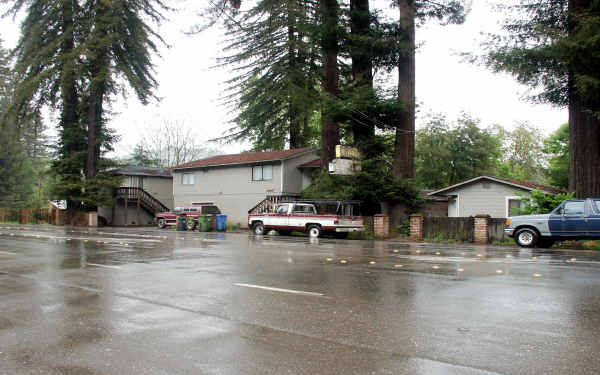 14975 River Rd in Guerneville, CA - Foto de edificio - Building Photo
