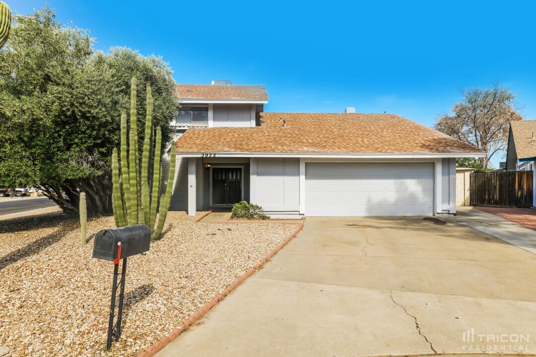 3932 W Gelding Dr in Phoenix, AZ - Building Photo