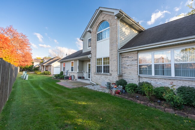 120 Stonewood Pl in Aurora, IL - Building Photo - Building Photo