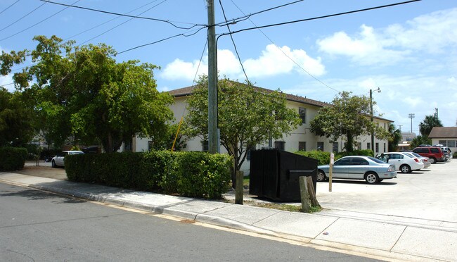 1743 2nd Ave N in Lake Worth, FL - Foto de edificio - Building Photo