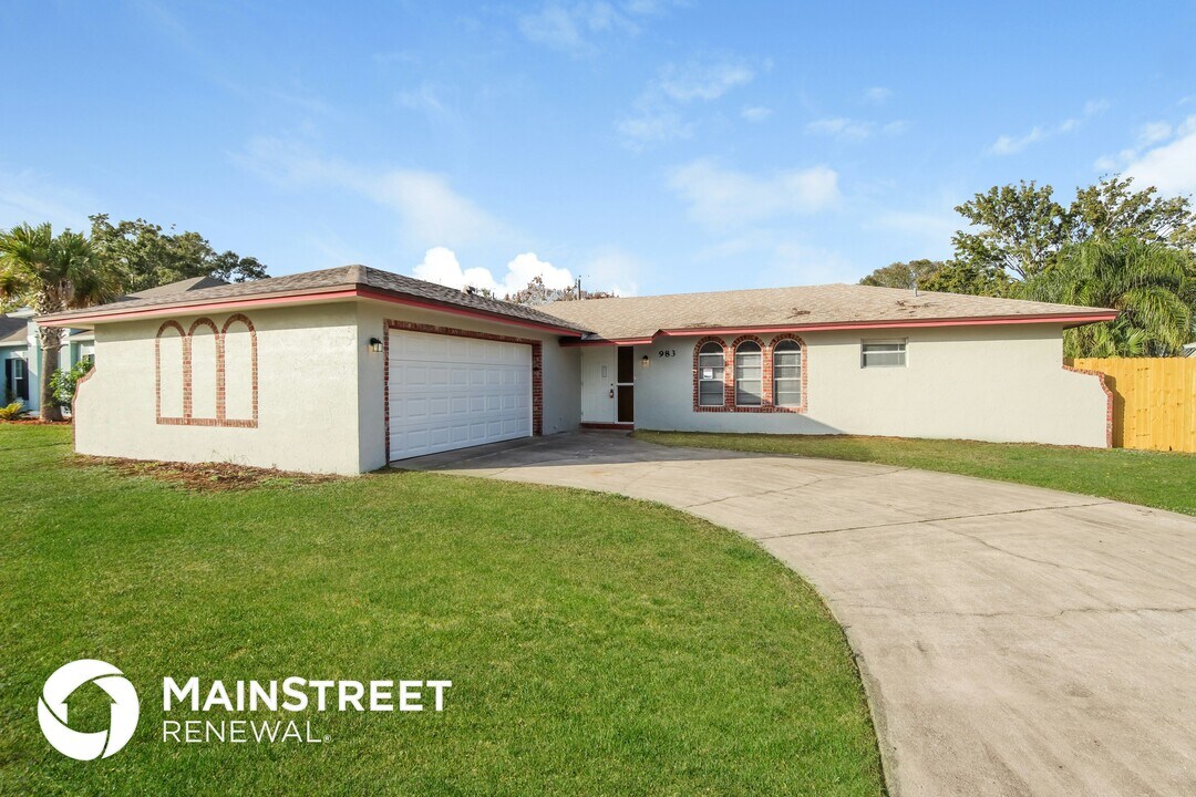 983 Eastlake St SE in Palm Bay, FL - Foto de edificio