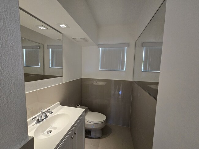 2800 NE 203rd St in Aventura, FL - Building Photo - Building Photo