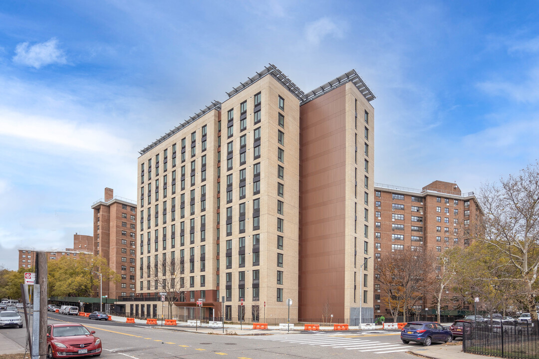 Apex 3 in Forest Hills, NY - Building Photo