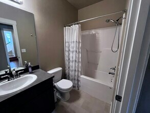 9831 NE 138th Pl in Kirkland, WA - Building Photo - Building Photo
