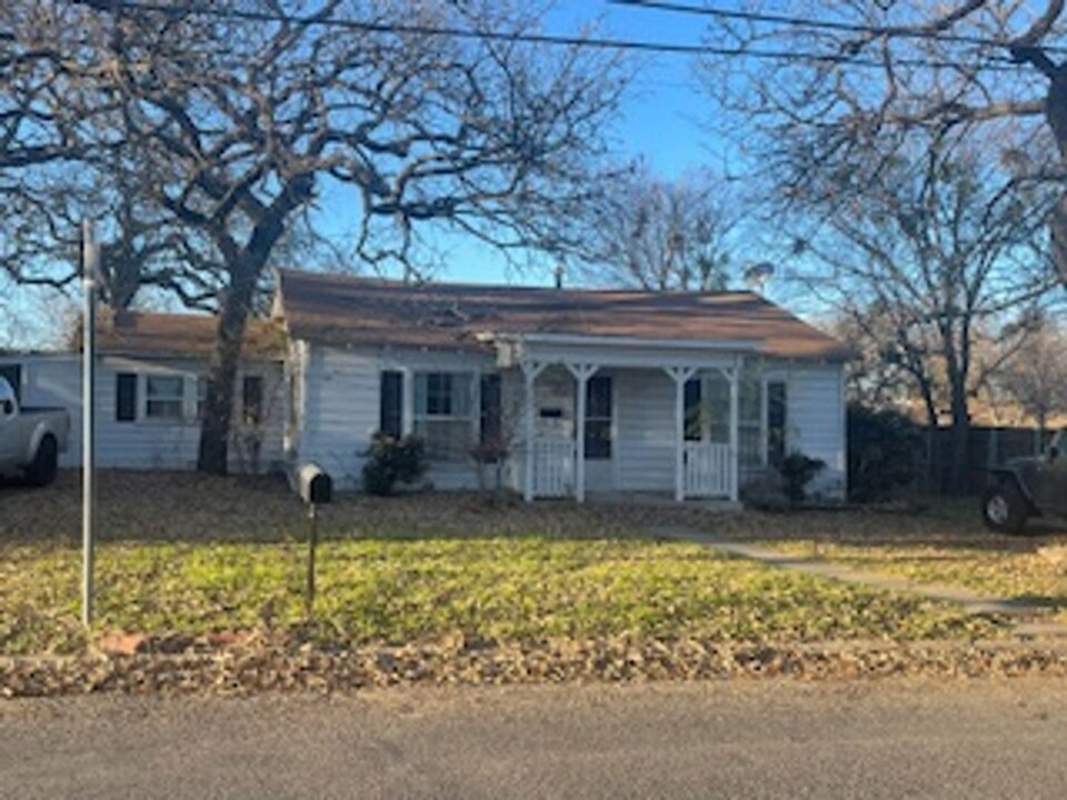 1435 McNeil in Stephenville, TX - Building Photo