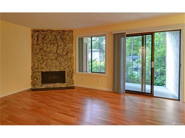 16310 NE 12th Ct in Bellevue, WA - Building Photo