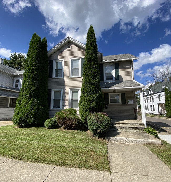 16 Seminary Ave, Unit 1R