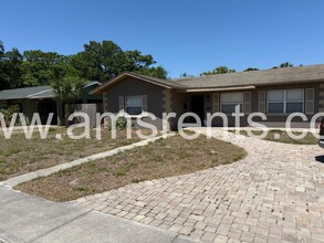 2433 Washington Rd in Mount Dora, FL - Foto de edificio - Building Photo