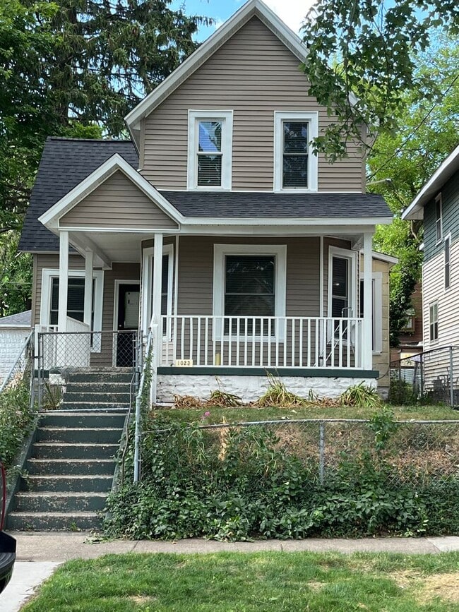 property at 1023 Sigsbee St SE