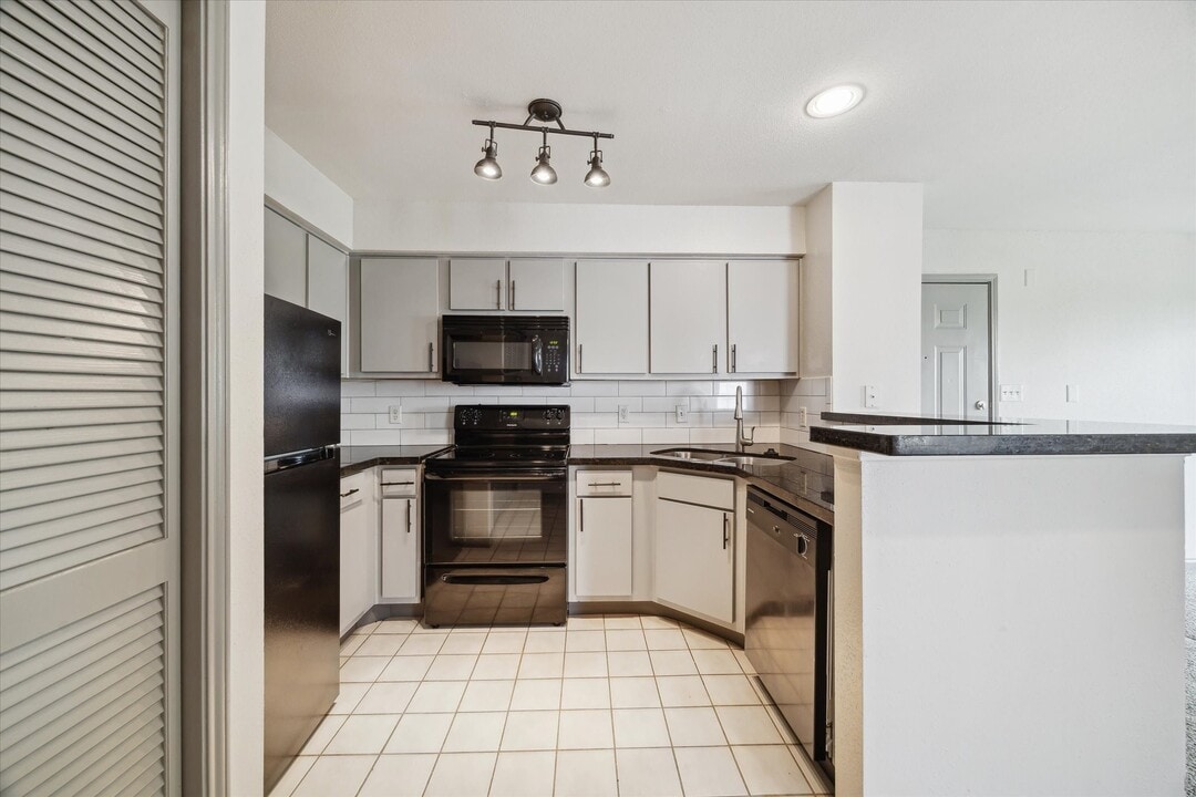1710 W T C Jester Blvd in Houston, TX - Building Photo