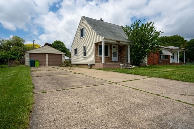 24361 Grove Ave in Eastpointe, MI - Building Photo - Building Photo