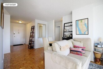 401 2nd Ave in New York, NY - Building Photo - Building Photo